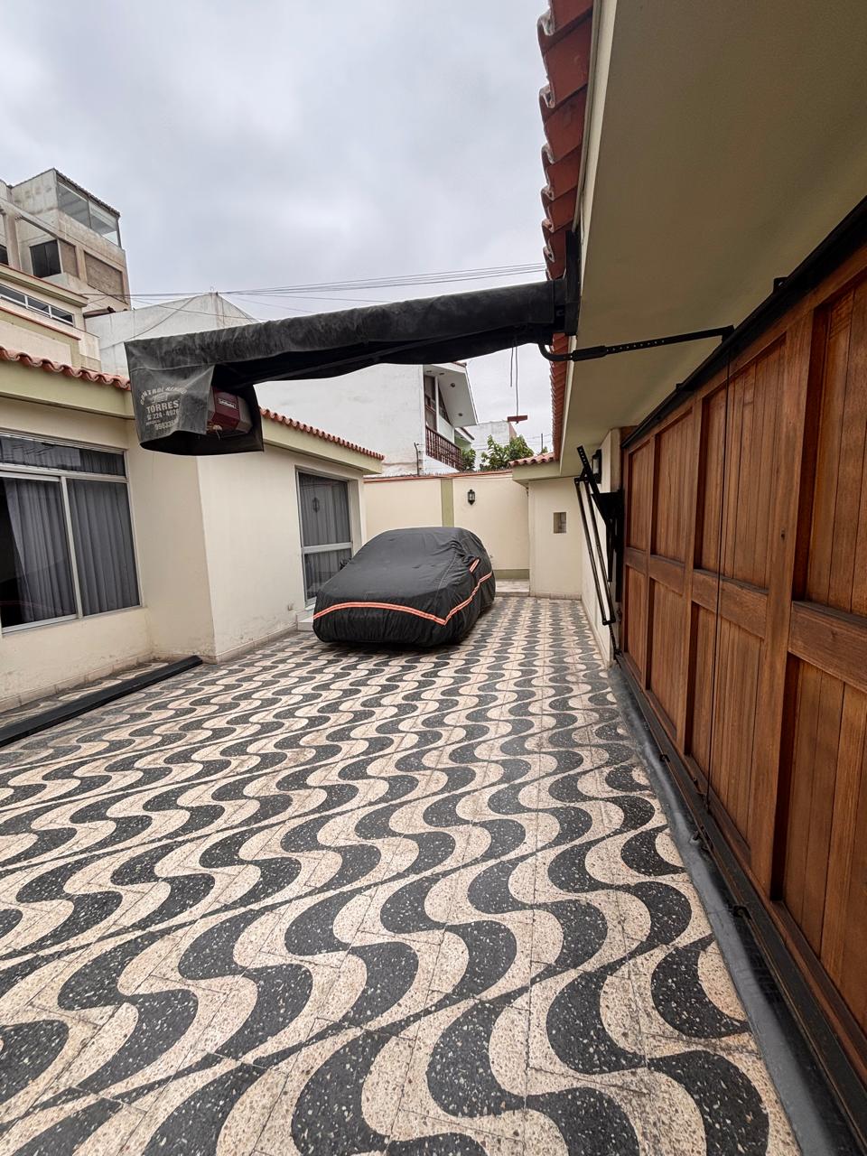 VENDO CASA DE 302M2 FRENTE A PARQUE EN LAS BEGONIAS / SAN BORJA $650,000 — foto 3