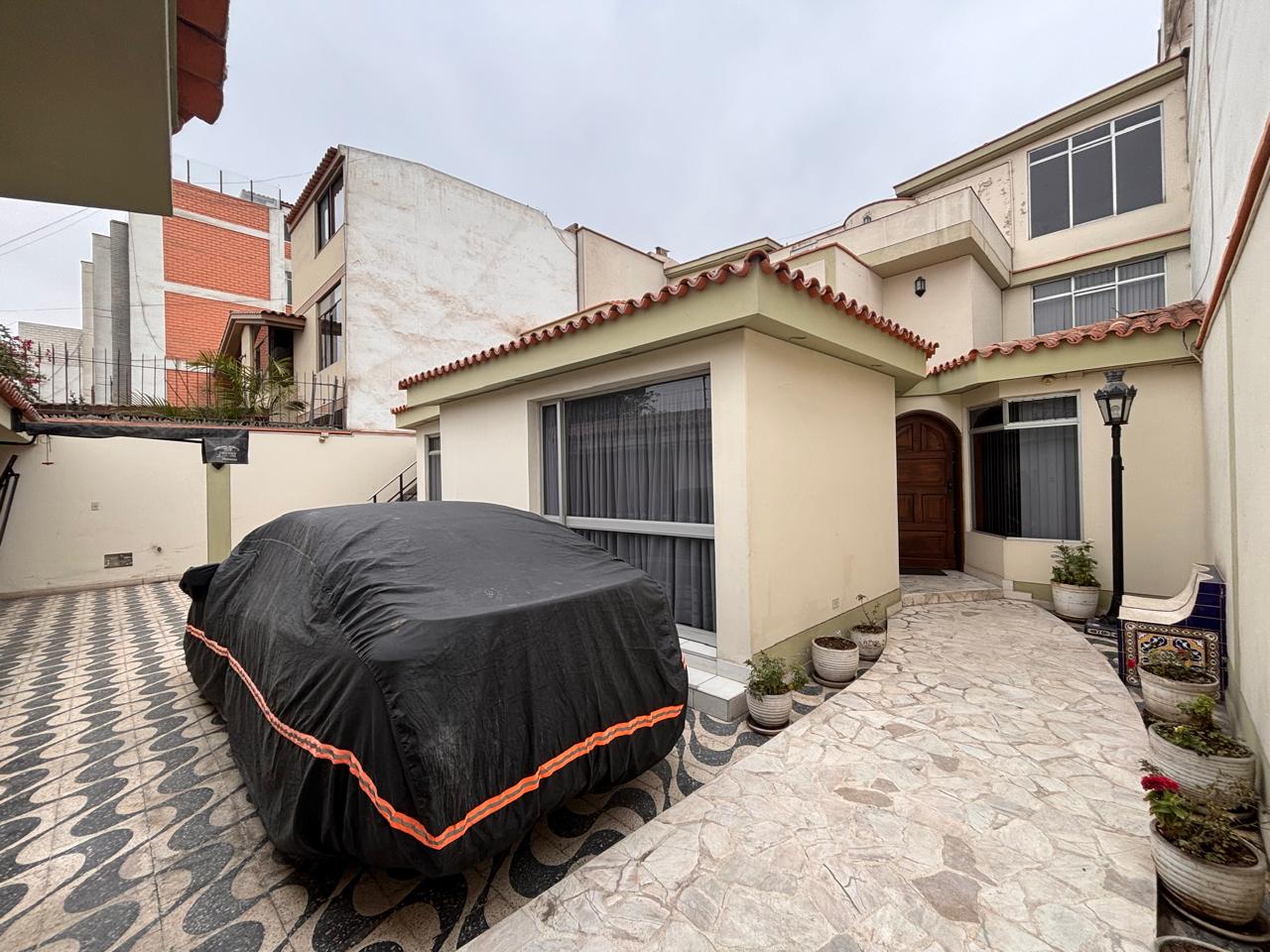 VENDO CASA DE 302M2 FRENTE A PARQUE EN LAS BEGONIAS / SAN BORJA $650,000 — foto 2